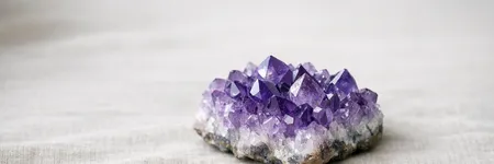 Amethyst: Bedeutung, Wirkung und richtiges Aufladen
