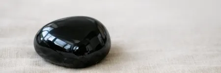 Obsidian: Bedeutung, Wirkung und Reinigung