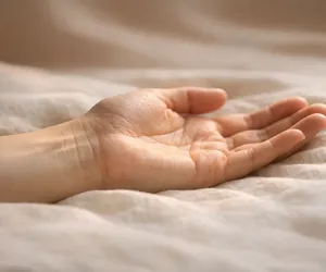 Linien am Handgelenk: Was bedeuten die Armbänder?