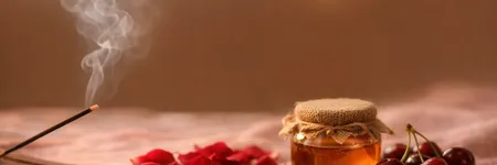 Räucherstäbchen für die Liebe: Welche ziehen Liebe an?