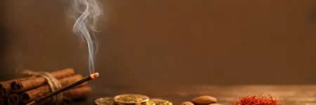 Räucherstäbchen für Geld: Welche ziehen Wohlstand an?