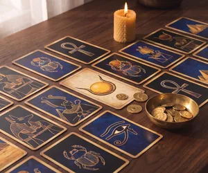 Die Münzen im Ägyptischen Tarot: die Familie des Geldes